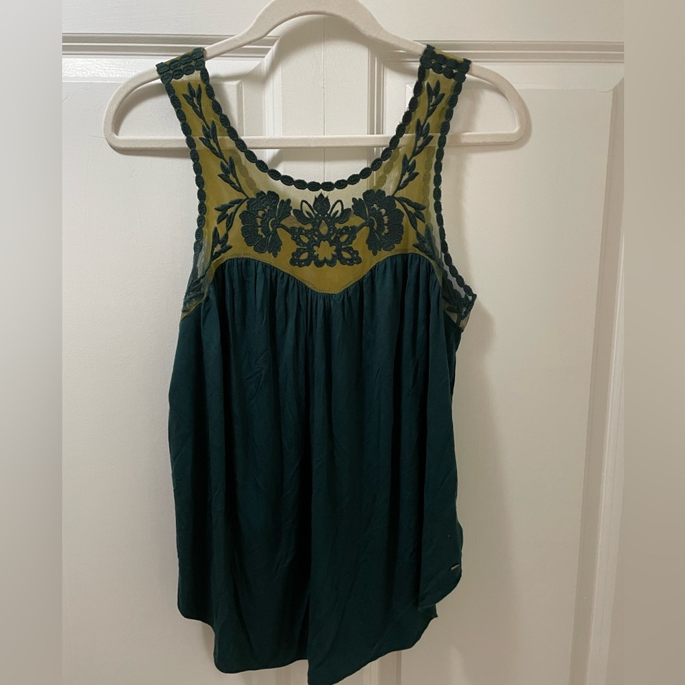 American Eagle Soft & Sexy Mesh Large Top Embroidered in Greens Flattering Flowy